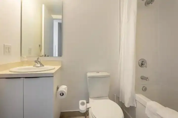 Luxury Lake View & City View - One Free Parking Toronto 0*,  Canada